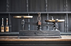 ANTIQUE-WEIGHING-SCALE-920x600